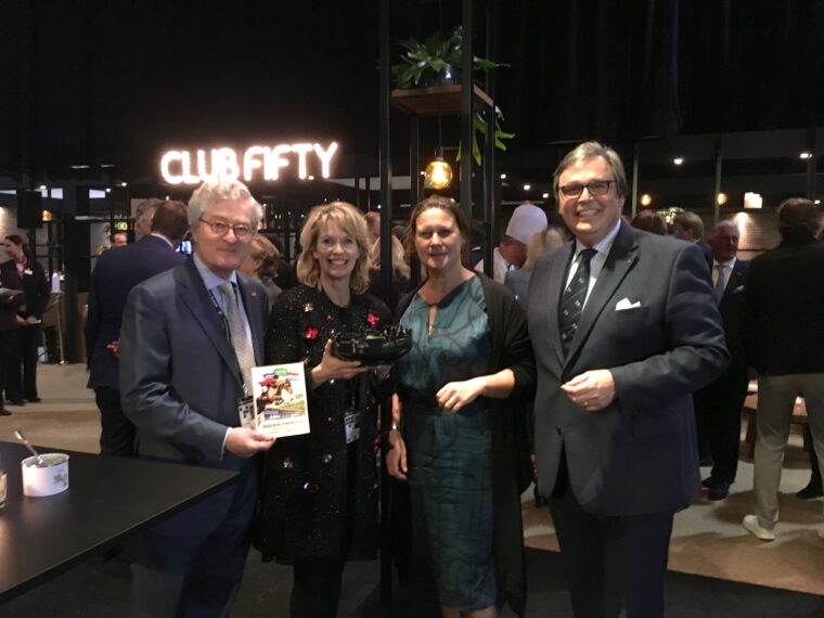 Overhandiging Rotterdam op Schaal tijdens 50 jarig Indoor Brabant