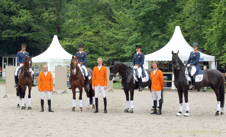 Nederlandse ruiterteams in nieuwe rijjassen