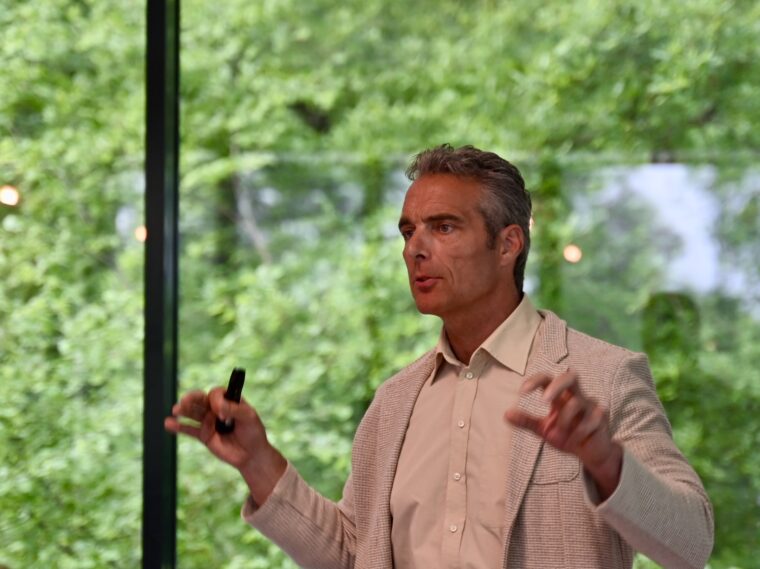 085 E7453 2801 40 D0 99 CA A0606584 A5 CF 1 201 a