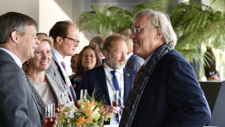 27008458 AFB9 4514 9 C4 B BF21 E547 F4 F6 1 201 a