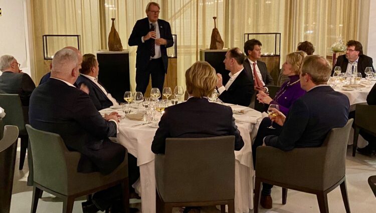 A35157 C1 5 C49 4 D40 B0 A3 9443 B59 F1585 1 201 a