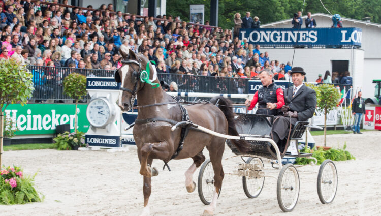CHIO Rotterdam winnaar Aron met Cees Embregts werd in de ereronde gereden door de Zwitserse springruiter Pius Schwizer Foto Nils Boeser
