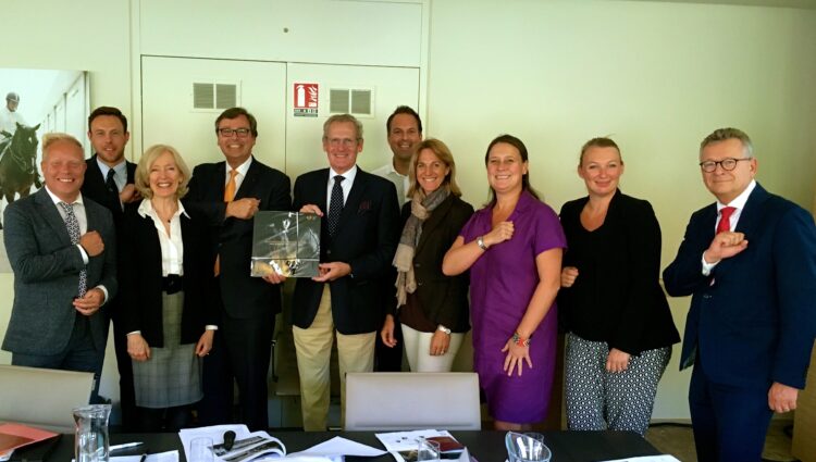 Groepsfoto aanbieding EK bid 2019 bij FEI op 29 september 2016