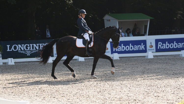 Lvd E PARA207 Nicole den Dulk Walace NOP NED