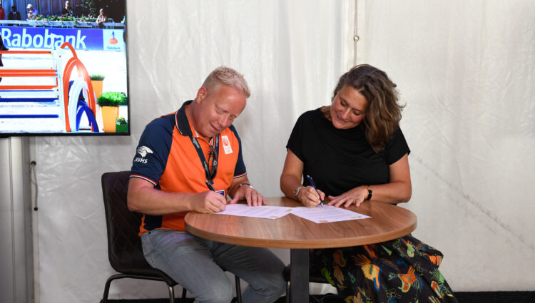 ML ondertekening contract KNHS Afscheid Hans den Oudendammer 08 21 19 3863