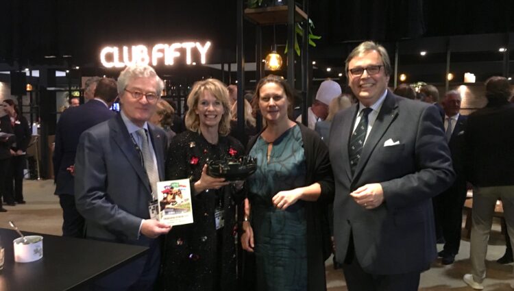 Overhandiging Rotterdam op Schaal tijdens 50 jarig Indoor Brabant