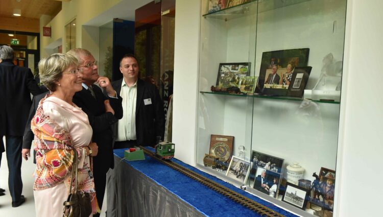 Onthulling vitrine Schoufour