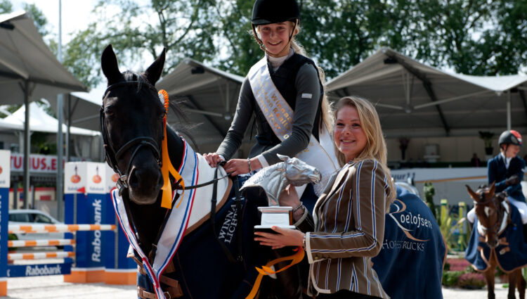 Prijs uitreiking KNHS Roelofsen Raalte Trophy lichte tour VAN STRAATEN Josta Fury 2